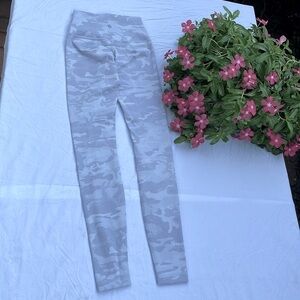 lululemon High-Rise Tight 28" Luxtreme size 2 Incognito Camo Jacquard leggings!!